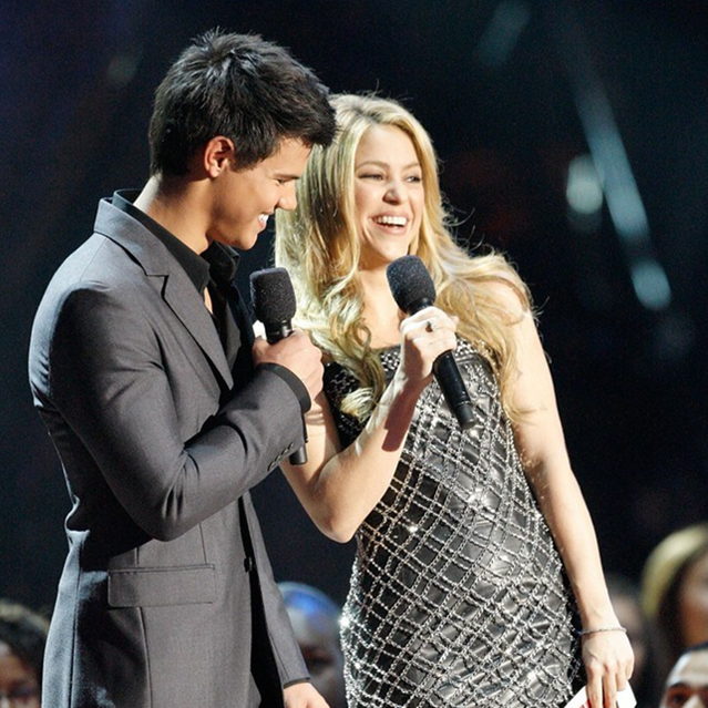 Taylor Lautner ao lado da cantora pop Shakira