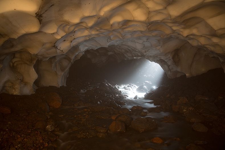 kamchatka-ice-tunnel-9