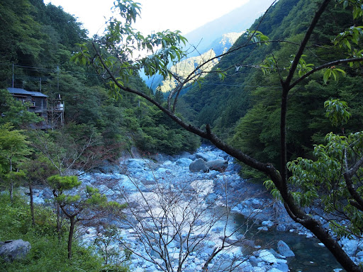 [写真]西山温泉のある渓谷