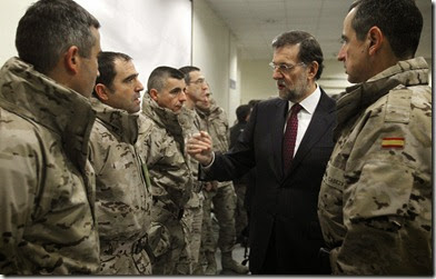 Mariano-Rajoy--conversa-con-los-militares-espanoles-desplegados-en-la-base-de-Qala-i-Naw--en-Afganistan-