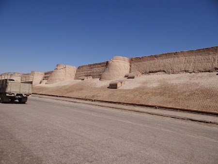 04. Zidurile din Khiva.JPG