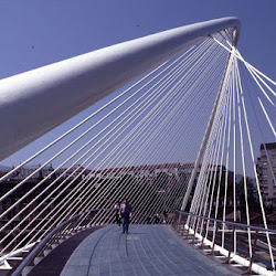 30.- Santiago Calatrava. Pasarela sobre la ría del Nervión. Bilbao