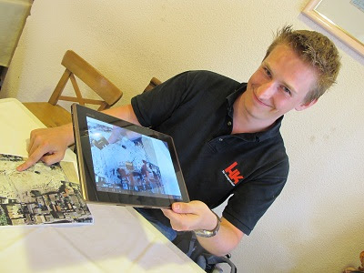 Dennis Hücker amb un simulacre del que serà el seu treball, que entre altres oferirà recreacions en 3D.
