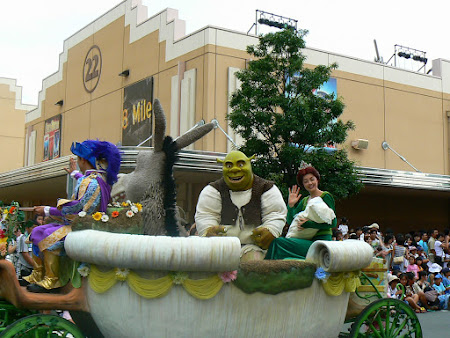 Imagini Universal Studios Osaka: familia Shrek la parada