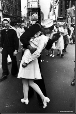 famous-photographs-kissing-couple-in-Times-Square-200x300