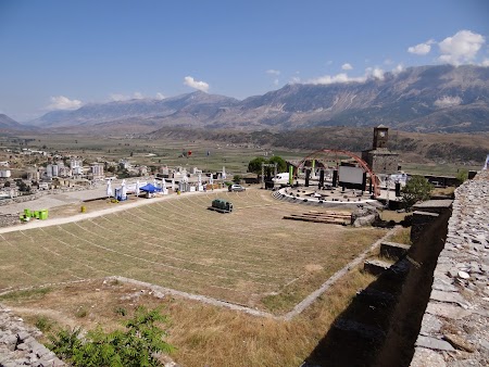 52. Curte interioara - castelul Gjirokaster.JPG