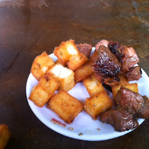 De zondagsmarkt in Santo da Serra is meer dan een groentenmarkt. Hier als snack carne vinho d'alhos met miho frito
