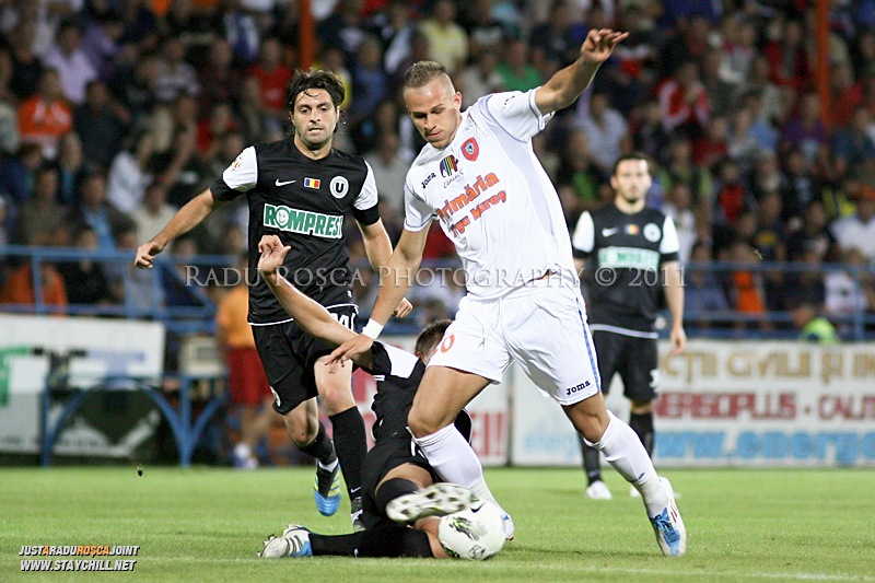 Danijel Subotic de la FCM Targu Mures este deposedat de un adversar, in timpul meciului dintre FCM Targu Mures si "U" Cluj Napoca din etapa a VII-a a ligii intai de fotbal, luni 19 septembrie 2011, la Targu Mures,