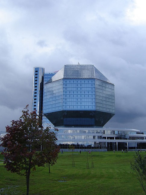 38. La Biblioteca Nacional (Minsk, Bielorrusia)
