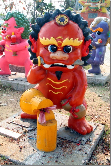 台南-安平劍獅公園-家宅將軍。紅色劍獅－家宅將軍，代表人物是「蔡鳴雷」，頭帶八卦，手執葫蘆。