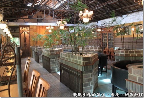 台南伊藤日本料理，室內的裝潢風格比較偏向老房子的格局，利用石磚及鐵架營造出與老房子屋頂天花板相呼應的風格。