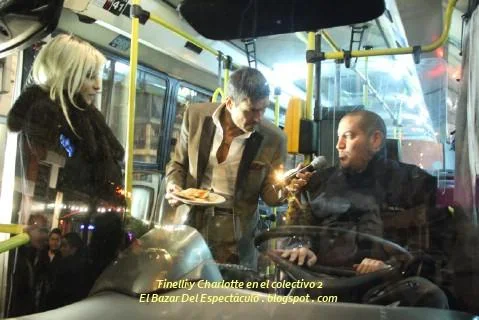 Tinelli y Charlotte en el colectivo 2.jpg