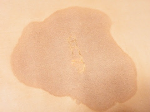 破れた紙を厚紙に接着する