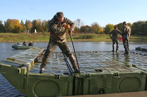 Военнослужащие украинской армии во время учений