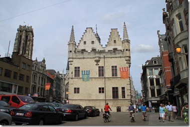 13世紀の市庁舎（1288年建築、フランダース地方最古の石像市庁舎、現在は博物館）