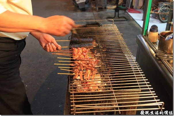 台南，上好烤魯味(滷味)，客人點好了肉串，老闆就熟練的在炭火上烤起來了，還要不時用刷子加上醬汁。