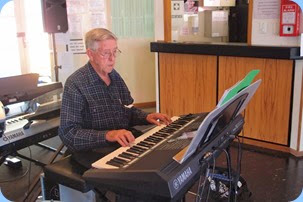 Michael Bramley playing the Yamaha PSR-S950 keyboard. Photo courtesy of Dennis Lyons