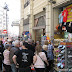 Turistes comprant al centre de València.