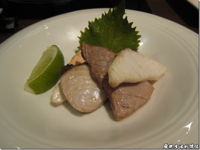 台北新光三越-紅豆食府●壽喜燒。全熟的「綜合刺身」，因為有一位同是不感吃全生的魚片，所以要求餐廳把它作成全熟，真是可惜了魚片的新鮮度。