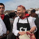 La peña Aupa Paquita défend les courses de vaches de la place St.André et gagne le concours de l'omelette au jambon