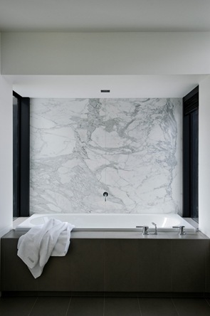 Pared de marmol blanco baño-con-pared-de-marmol-blanco