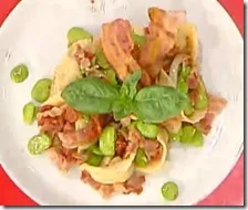 Tortelli ripieni di mascarpone e pomodori secchi con fave e bacon croccante