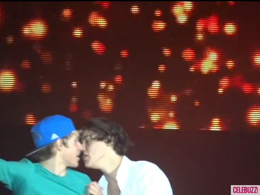 Harry-Styles-Niall-Horan-One-Direction-bromance-moments-Youtube-580x435