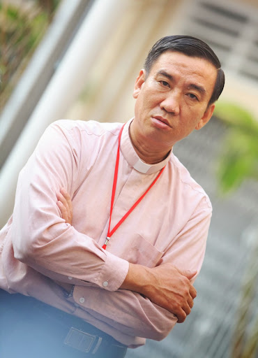 Cha Phó xứ cũng... hồi hộp cho các  thí sinh...