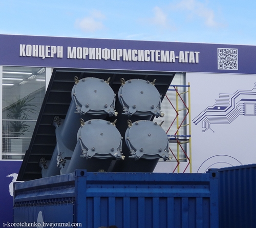 Колесный ЗРК "Бук-М2Э" и контейнерный комплекс ракетного оружия на "МАКС-2013"