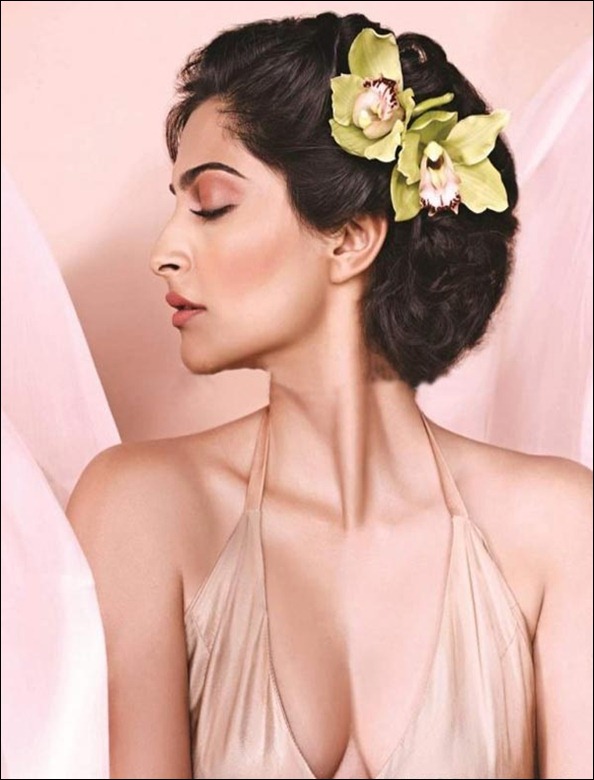 Sonam-Kapoor-Deep-Cleavage-Pics