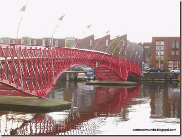 Amsterdam. Puente Pythonbrug (Puente pitón) - PB110681