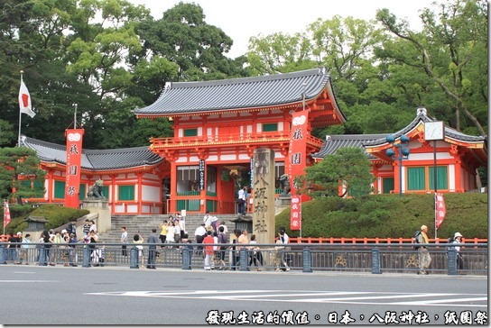 八坂神社-紙園祭，西樓門又稱「西櫻門」，因為每逢櫻花季節，這裡是賞花的熱門景點。