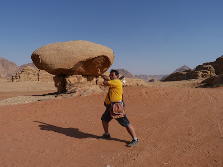 Imagini Wadi Rum: Bolovan in balans