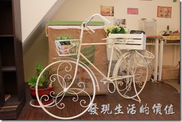 台南-Season_Cafe，二樓樓梯口有輛塗成白色的腳踏車。