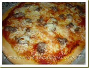 Pizza con salsiccia e olio piccante (12)