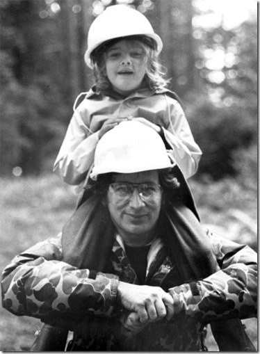 Drew-Barrymore-and-Steven-Spielberg-on-the-set-of-ET