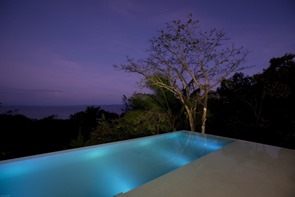 Casa torcida /arquitectos spg piscina-borde-infinito