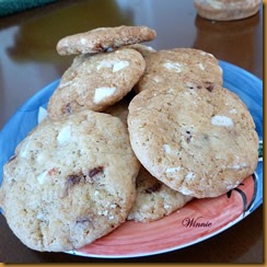 White chocolate and dried strawberry cookies - S