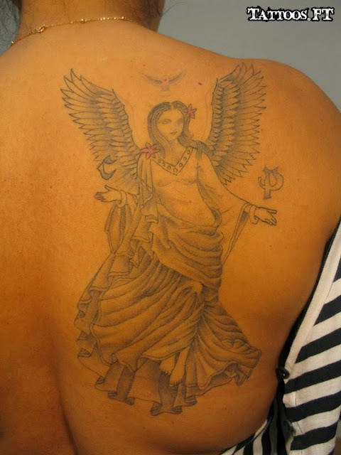 Anjo tatuado no omoplata