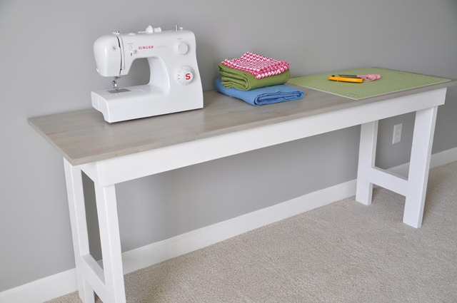 Sewing Table 082