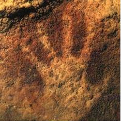 16 bis - Mano en la cueva El Castillo (Cantabria)