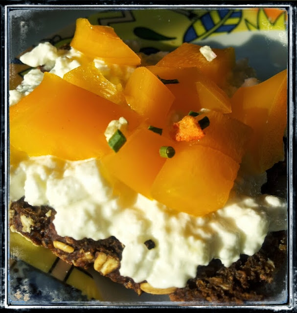 Stay healthy : Vollkornbrot mit Paprika auf körnigem Frischkäse