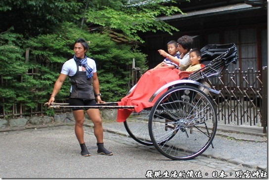 日本-野宮神社，這三輪車還真的很舒服，不用自己走路，還有毯子可以蓋。