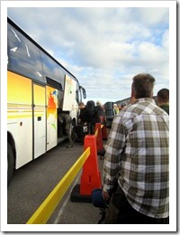 Väntan på att få gå på bussen till Nikkaluokta i Camp Ripan.