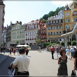 links Vřídlo-Sprudel, rechts Marktkolonade