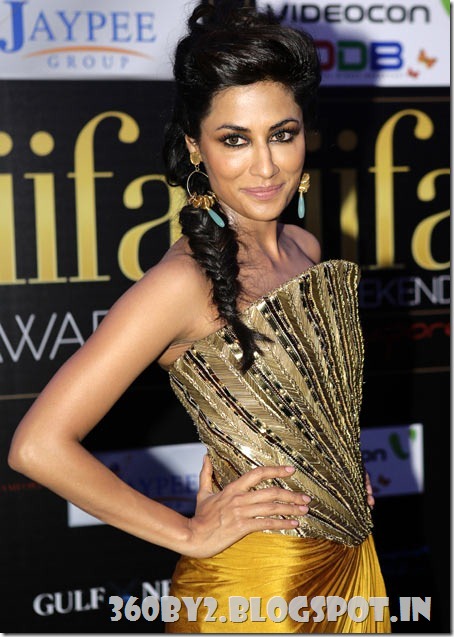 Bollywood actress Chitrangada Singh poses for a picture as she arrives on the green carpet for the International Indian Film Academy (IIFA) Awards show in Singapore June 9, 2012. REUTERS/Tim Chong (SINGAPORE - Tags: ENTERTAINMENT)