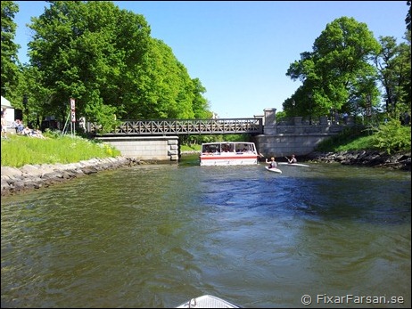 Djurgårdsbrunnskanalen-efter-bred-turistbåt