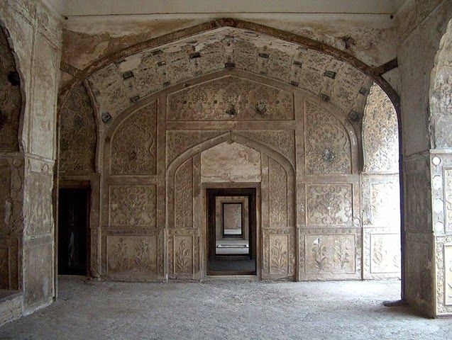 [800px-July_9_2005_-_The_Lahore_Fort-Doorways_of_sleeping_chambers%255B3%255D.jpg]