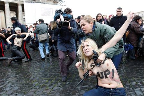 protesto Femen no Vaticano 03