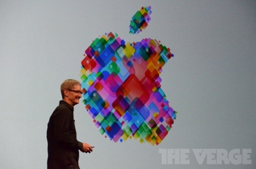 今天第一位上台的人不是 Apple 執行長庫克，而是他的虛擬秘書 Siri 